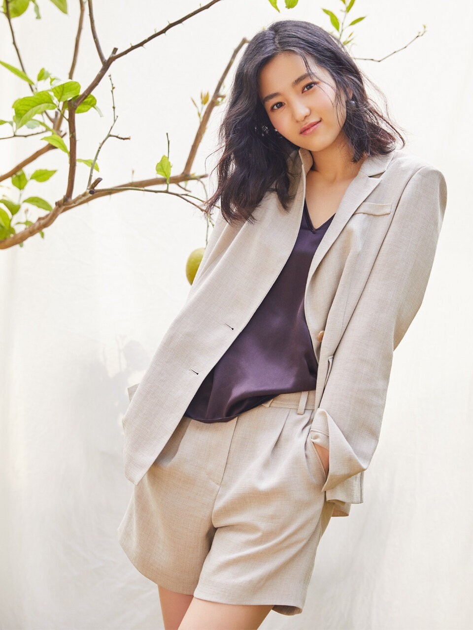 韩国女演员金泰梨西服套装优雅知性职业范写真