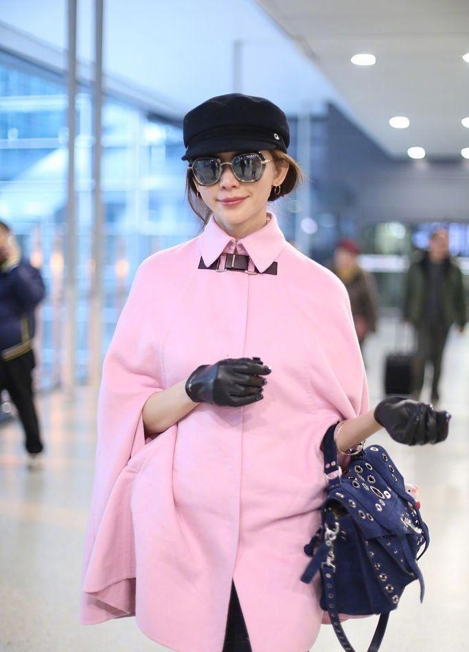 林志玲粉色大衣配墨镜优雅性感机场街拍图片
