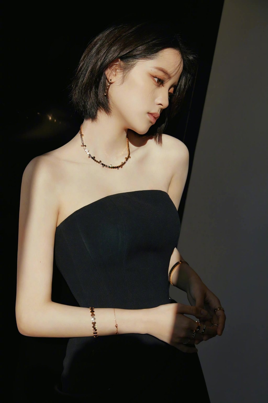 欧阳娜娜俏丽短发造型简约抹胸黑裙优雅时尚写真图片