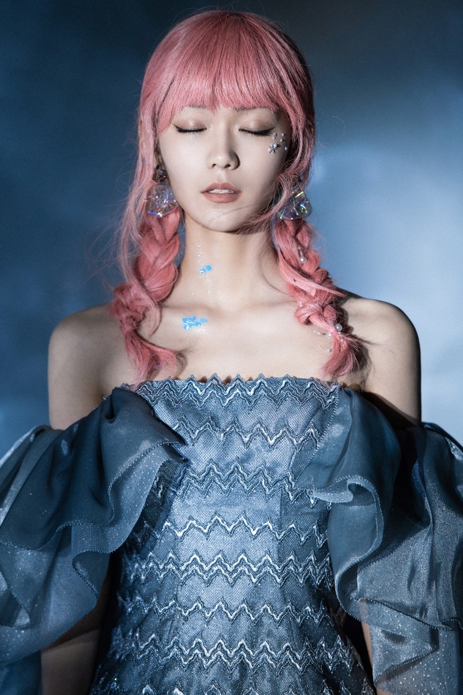 段奥娟红蓝发型优雅时尚生日写真
