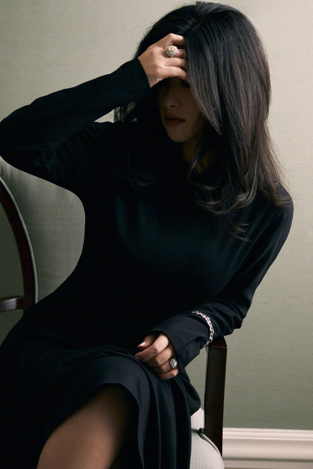 朱珠黑色长裙慵懒卷发妩媚气质写真图片