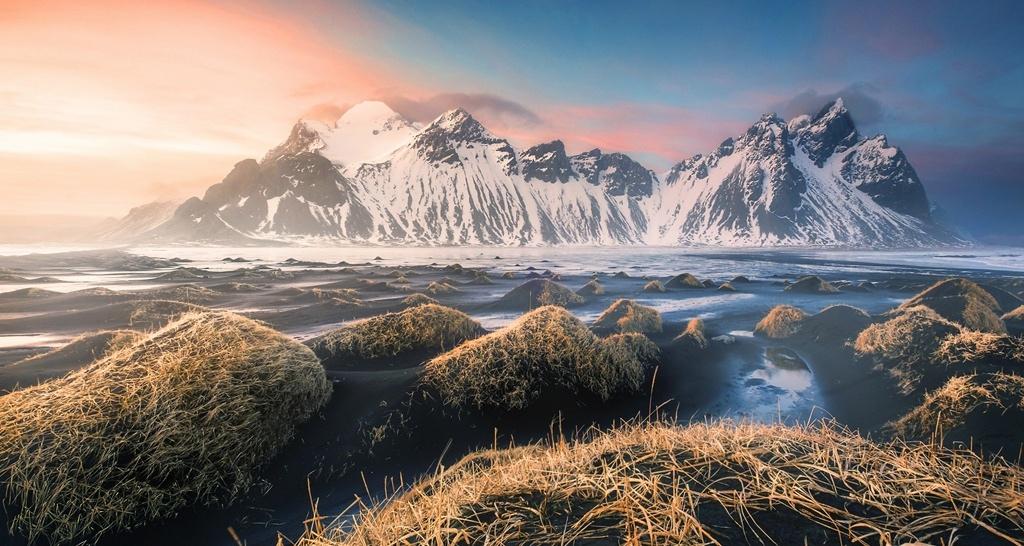 险峻孤寂壮阔冰岛威斯特拉洪山风景