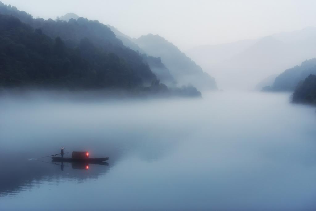 雾中的渔船风景壁纸