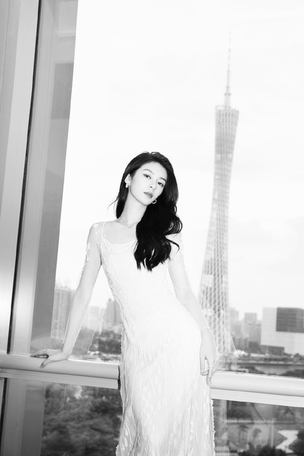 傅菁白色长裙优雅写真图片