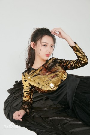 王思洁金色亮片裙装优雅时尚写真图片