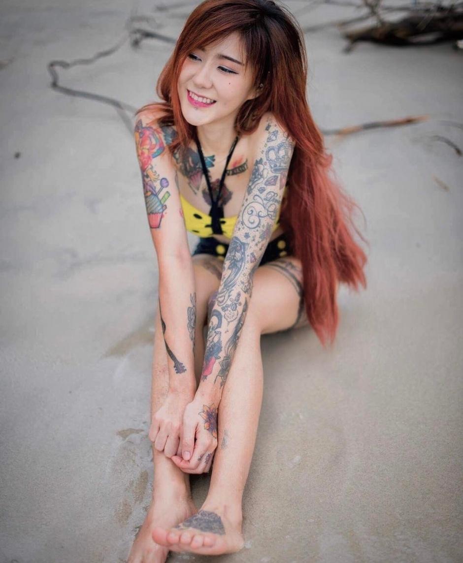 纹身美女Punyaphat Pongsub沙滩时尚比基尼图片