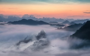 唯美的云雾飘渺的山脉