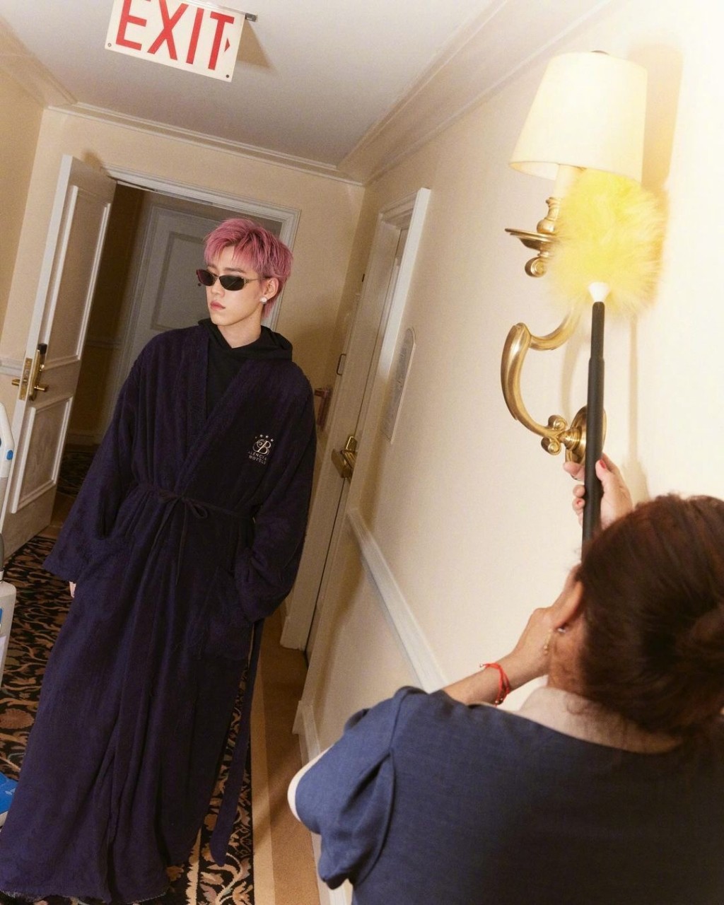 PP Krit粉发浴袍造型有趣个性写真图片