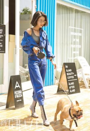 李溪芮携爱犬出街时尚街拍图片
