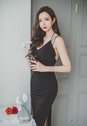 绝色清纯美女黑色吊带裙优雅时尚写真图