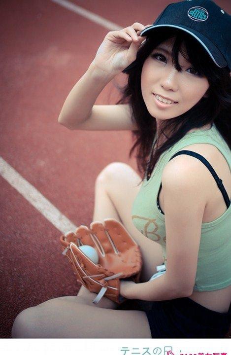 大学校园操场上的棒球宝贝写真