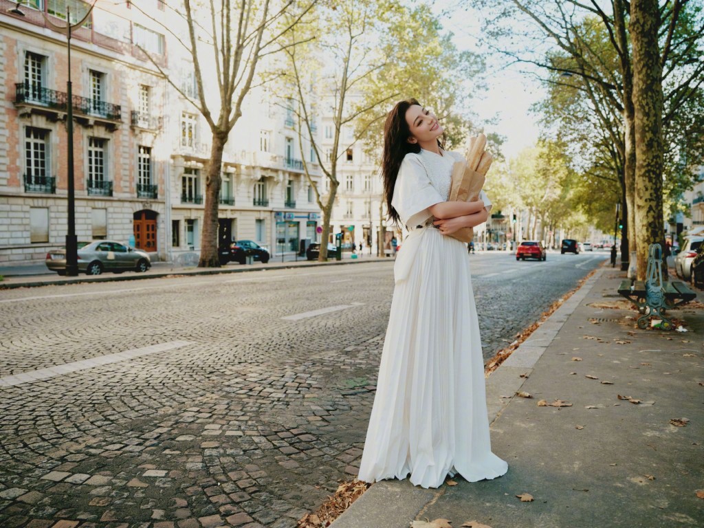 迪丽热巴优雅白裙巴黎街头写真