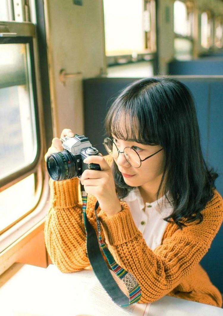 戴眼镜的可爱文艺范少女火车内写真图片