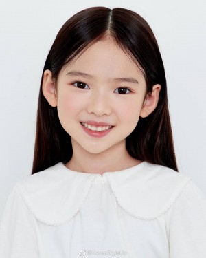韩剧安娜女主童年扮演者崔素律可爱写真图片