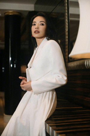 舒淇简约白裙造型优雅大气写真图片