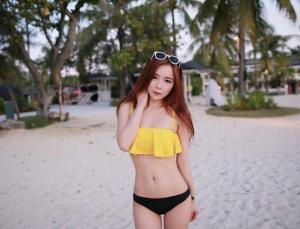 妖娆美女沙滩黄色时尚写真