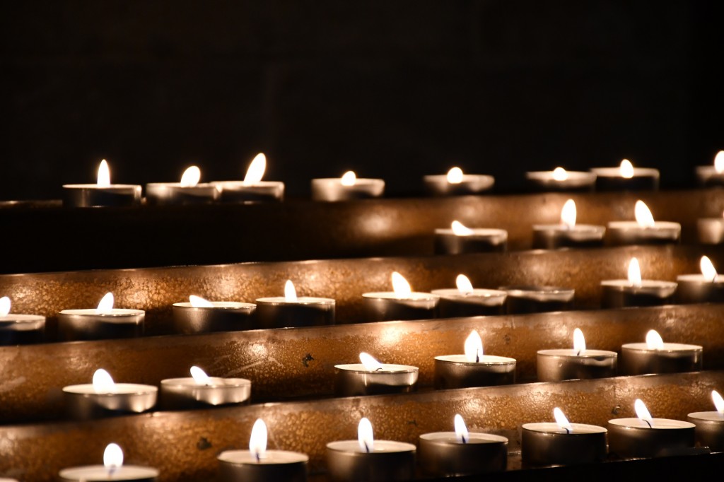地震灾区祈福平安的蜡烛
