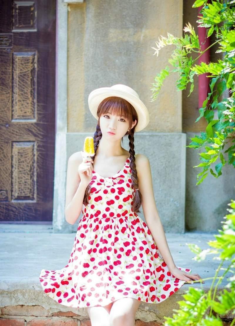 温馨夏日里的阳光麻花辫少女粉红短裙清纯写真