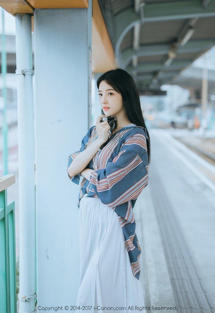 火车站台前爱摄影的甜美清纯少女图片