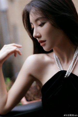 王鹤润黑色挂脖裙优雅风情写真图片