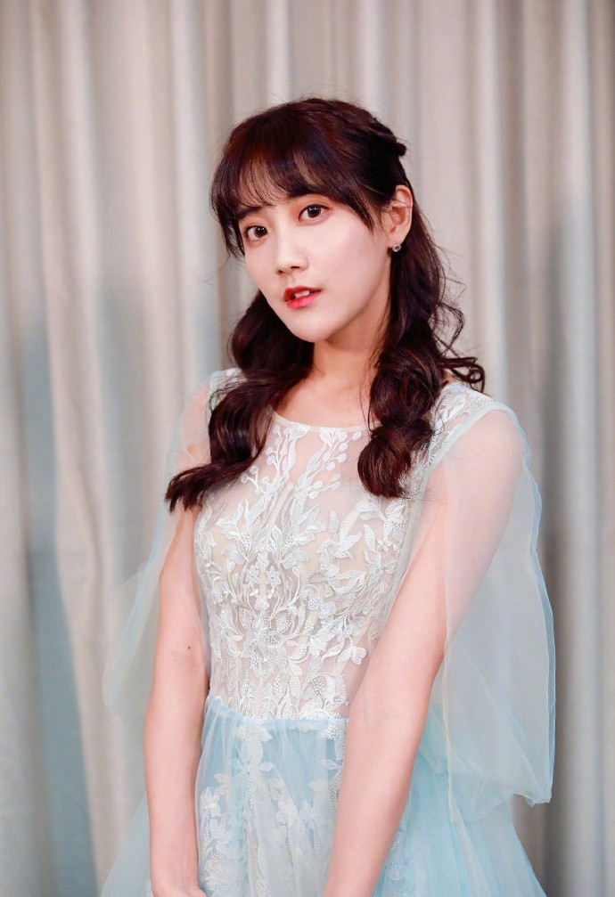 SNH48李艺彤薄纱蕾丝长裙优雅气质写真图片