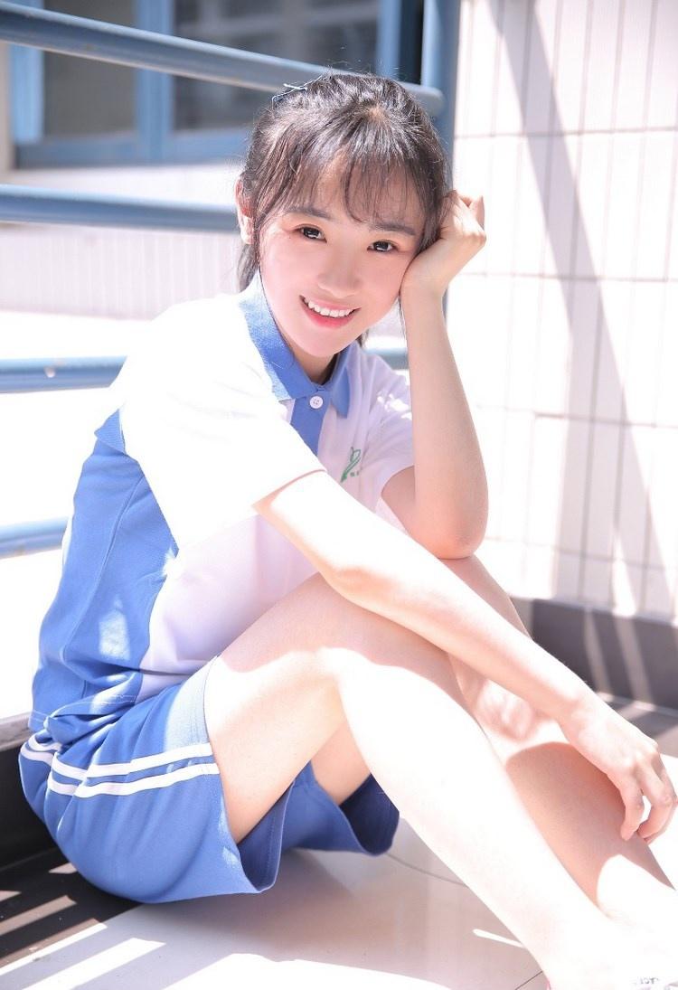 空气刘海美女学生校园制服甜美笑容写真图片