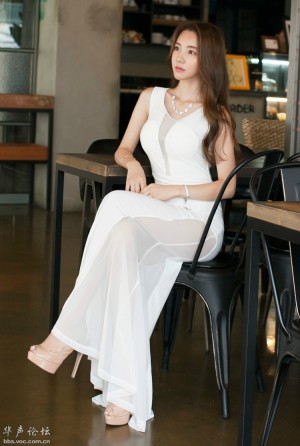 韩国美女模特金孝轩白色曲线优雅写真