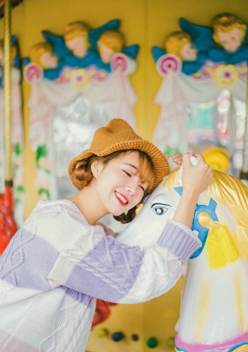 游乐园内的韩系短卷发美女撞色甜美可爱写真