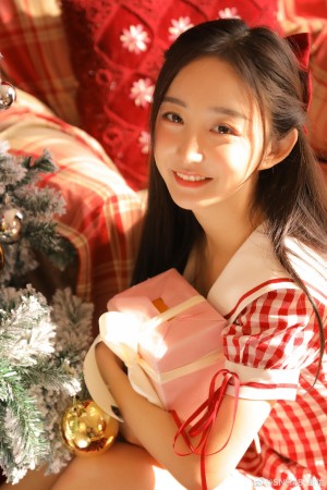 SNH48张怡甜美圣诞照片
