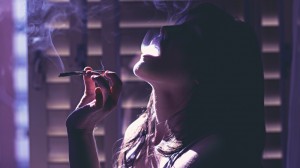女人抽烟伤感图片