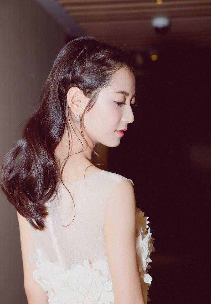 陈钰琪美如仙子白裙气质写真