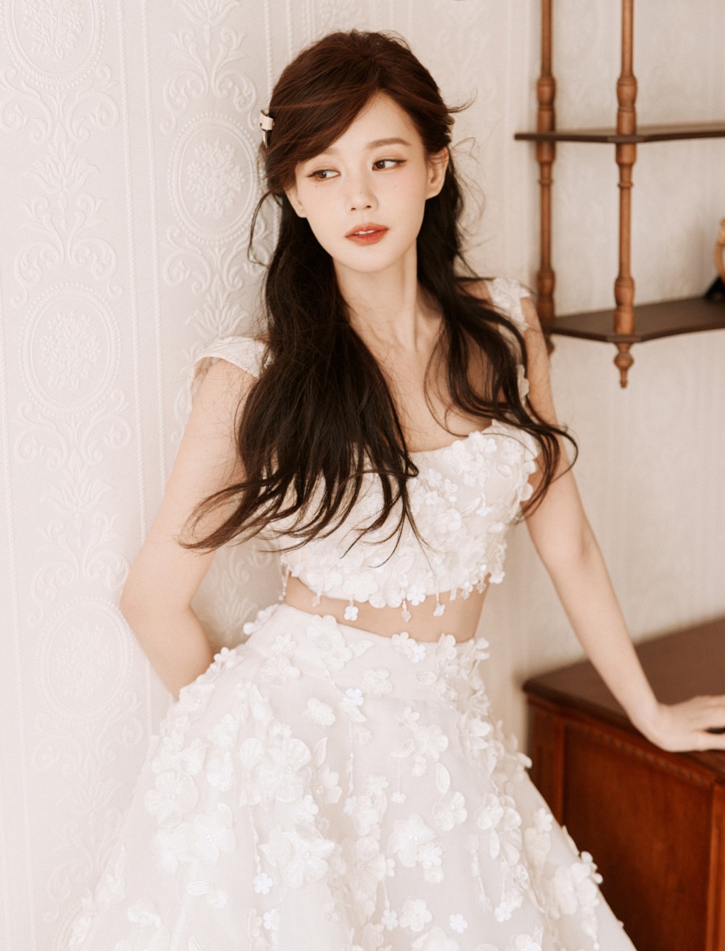 李一桐白色长裙优雅清新写真图片