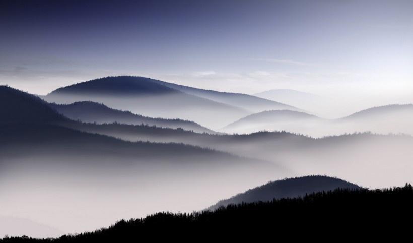 山谷中的雾唯美风景
