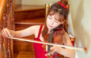 穿吊带的小美女小提琴演奏清纯乐章写真