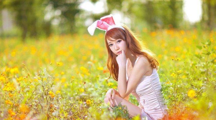 可爱性感兔女郎欢乐飞扬在花海