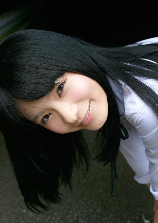 甜美少女名美津纪户外感受大自然的清新魅力写真