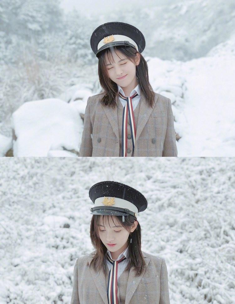 四千年美女鞠婧祎小西装甜美微笑雪天唯美写真图片