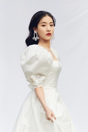 SNH48孙芮素净白裙优雅迷人写真图片