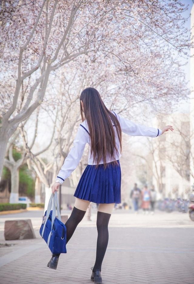 樱花三月里的超短学生装清纯美女唯美时尚写真