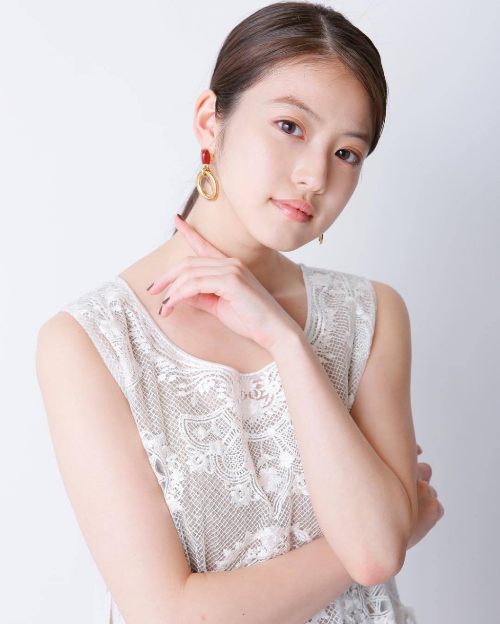 今田美樱Mio Imada白色蕾丝裙纯美写真图片