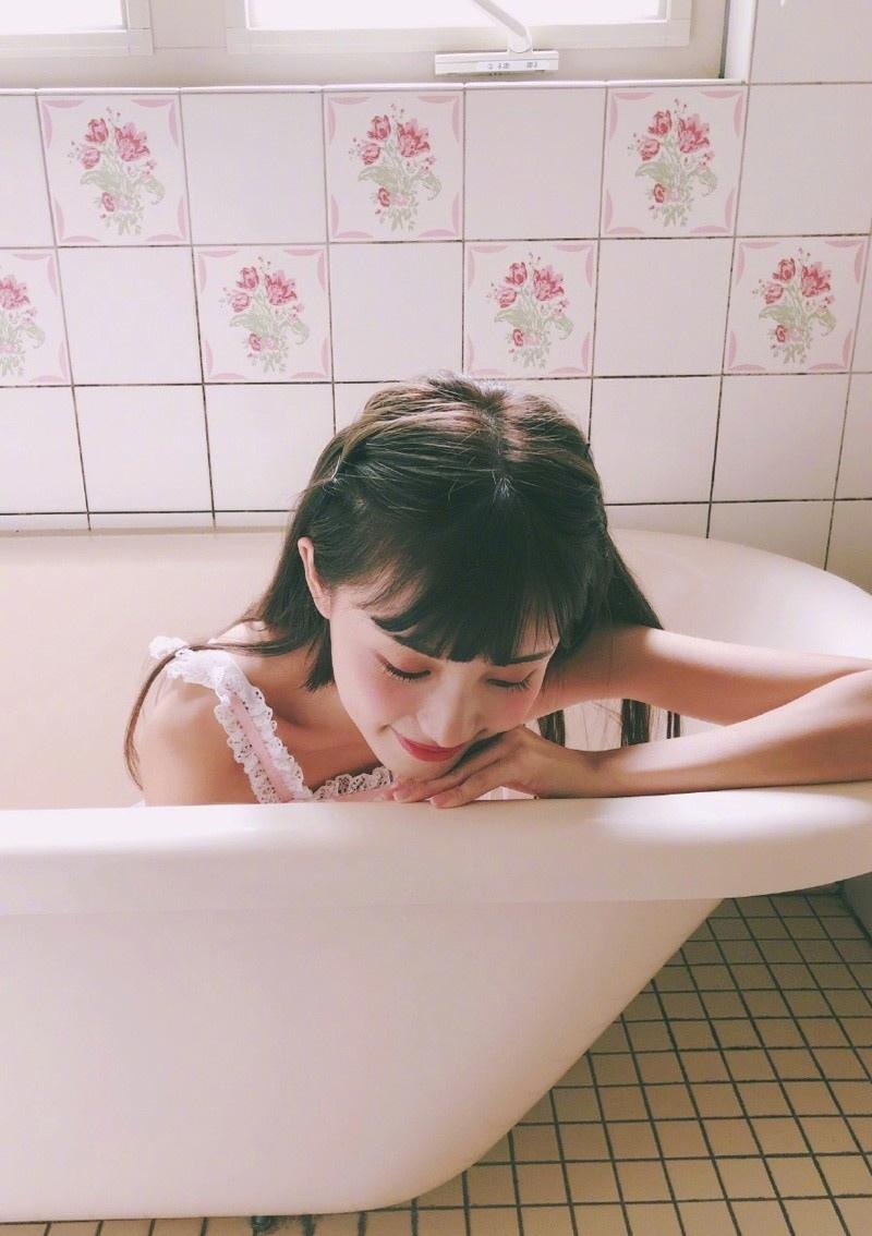 网红性感美女林小宅浴缸湿身美肌香肩长腿诱惑时尚写真