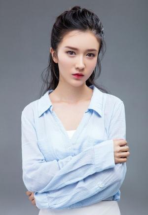 美女明星李艾瑾时尚清新浅蓝衬衫服饰写真图片