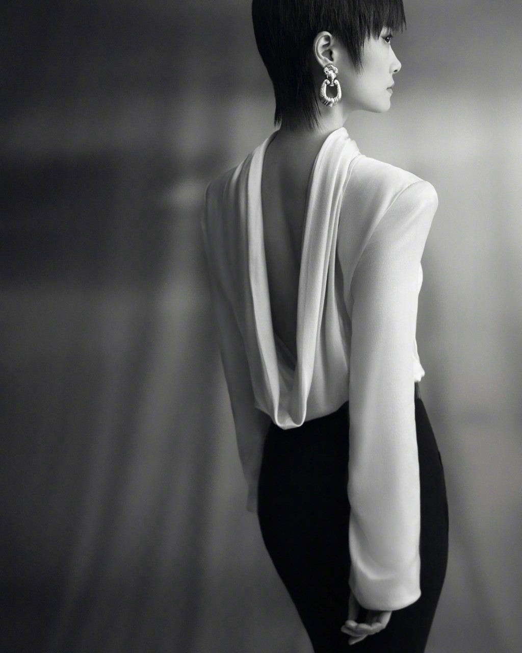 李宇春露背丝缎衬衫搭配黑色长裤时髦优雅写真图片
