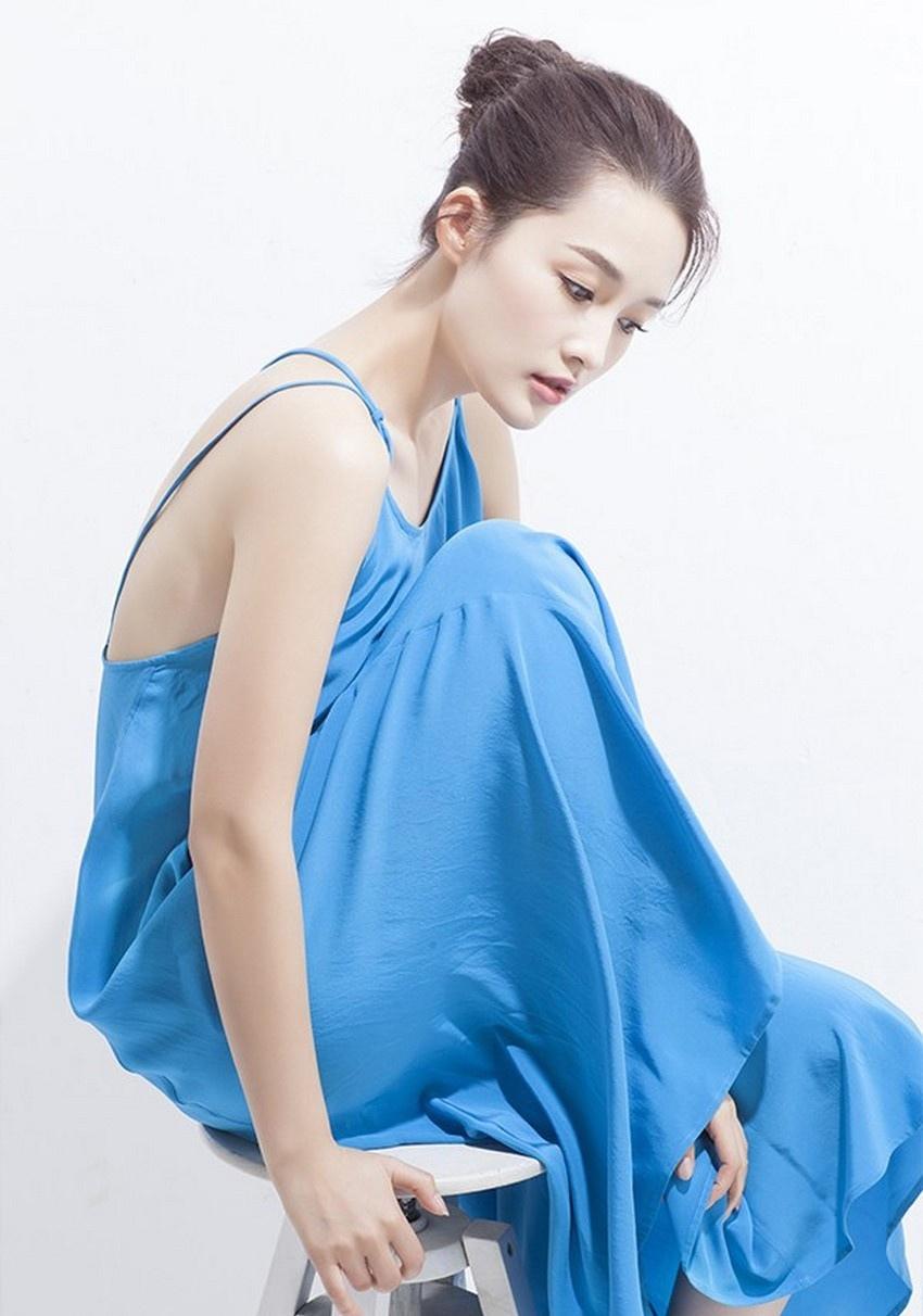 李沁夏日蓝色气质长裙写真