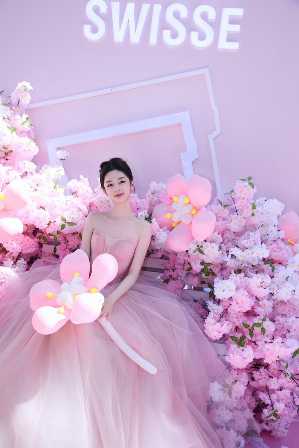 周也粉色纱裙甜美可爱写真图片