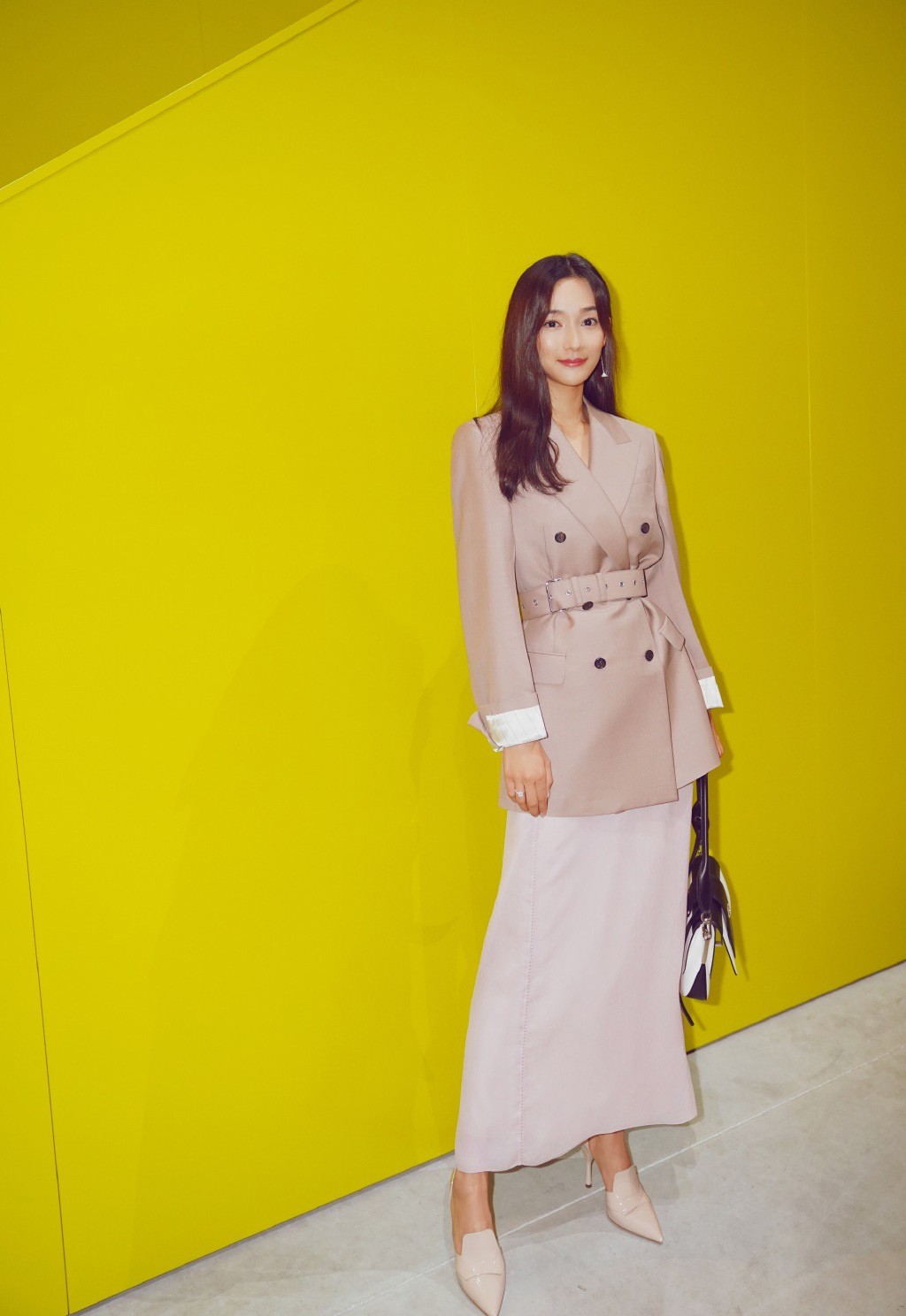 李若宁黄色背景时尚活动照图片