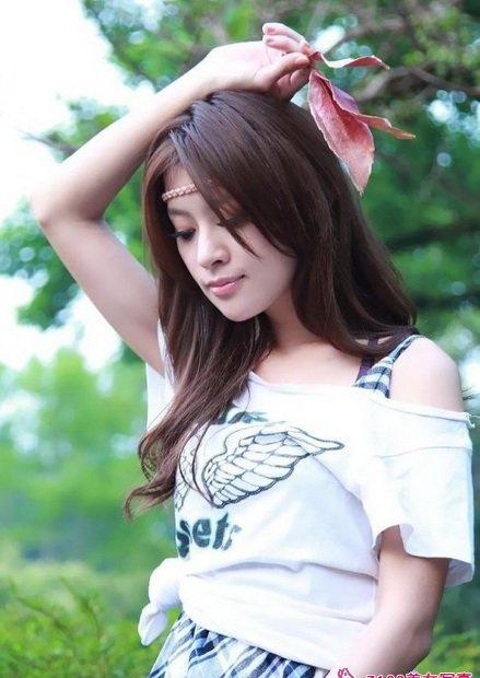 台湾美女露香肩户外时尚写真