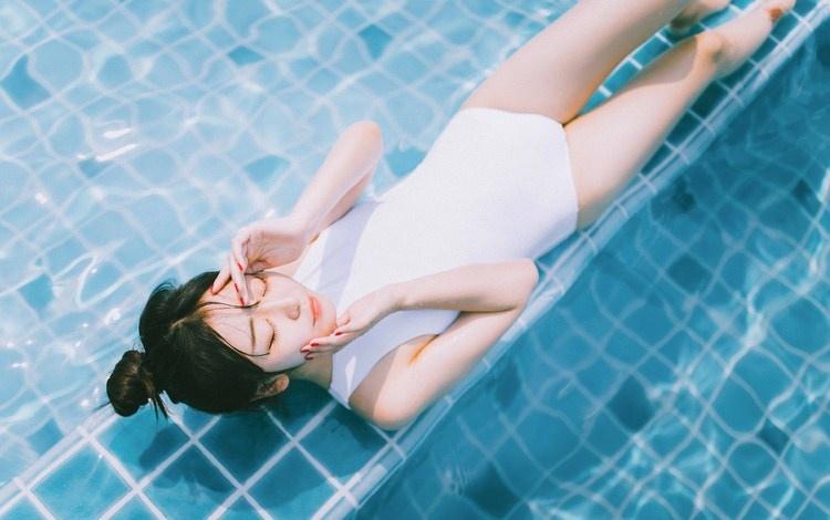 清纯连体泳衣小美女泳池边玩水图片