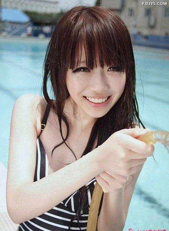可爱女孩游泳池旁边的可爱写真