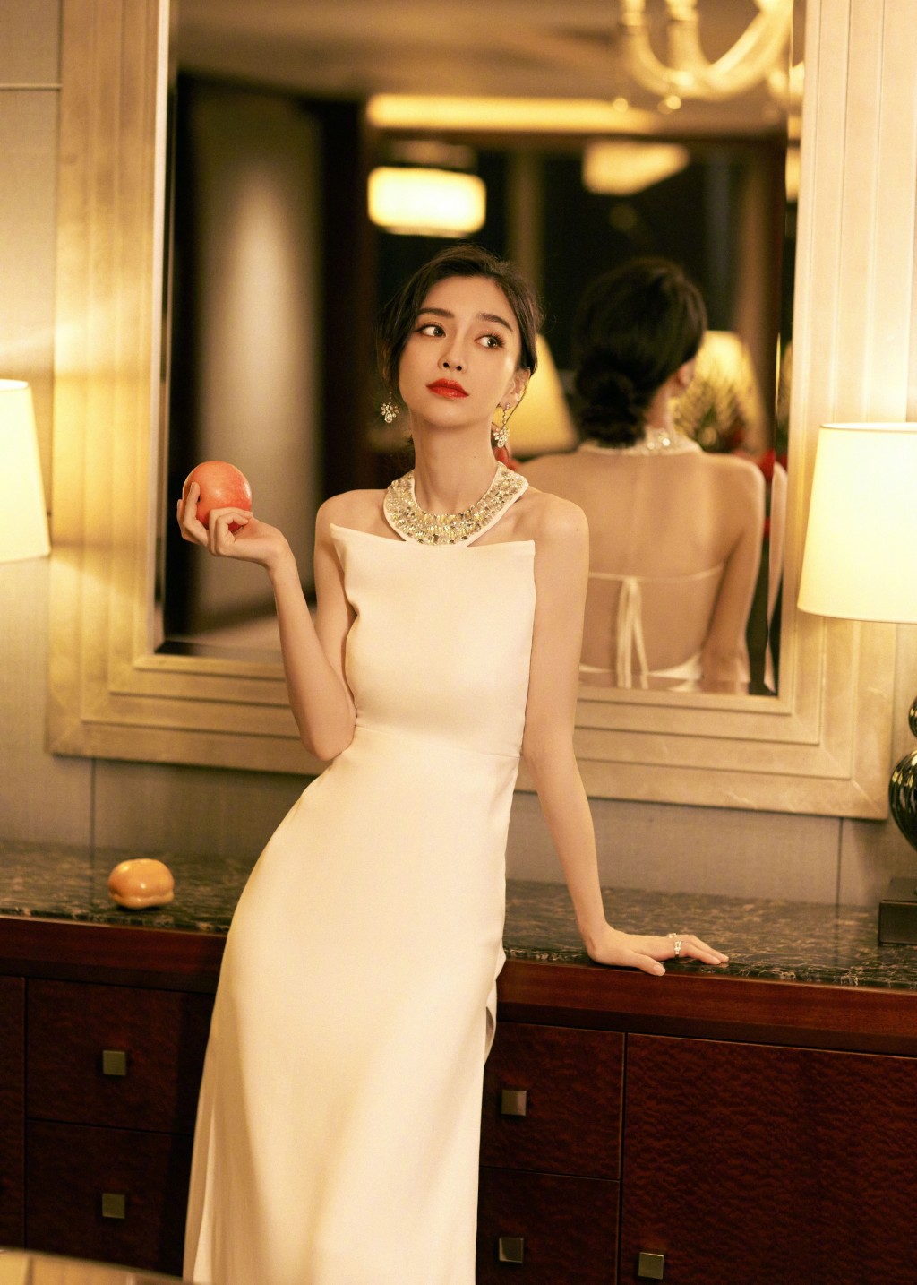 angelababy白色高定礼服简约优雅写真图片